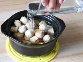 倒入适量热开水；