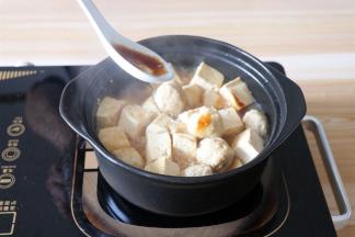 加入一大勺蚝油拌均匀；