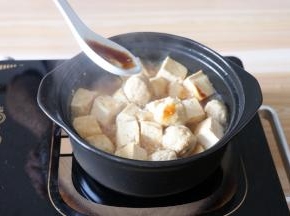 加入一大勺蚝油拌均匀；