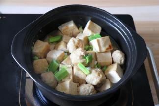 继续炖煮一分钟后关火，加入适量盐调味，撒入蒜叶即可；