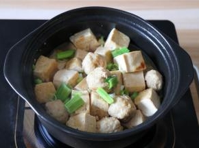 继续炖煮一分钟后关火，加入适量盐调味，撒入蒜叶即可；