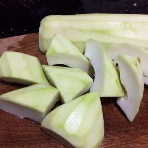 切成你喜欢的样子，建议切的大块一些，不然2个小时后见不着影踪