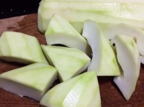 切成你喜欢的样子，建议切的大块一些，不然2个小时后见不着影踪
