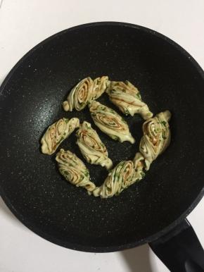 不粘锅放入少许的油，放入做好的花卷。