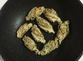 不粘锅放入少许的油，放入做好的花卷。