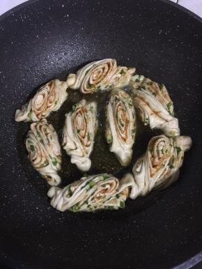 加入适量的水。（水不要太多，刚好淹没住花卷的三分之一即可。）