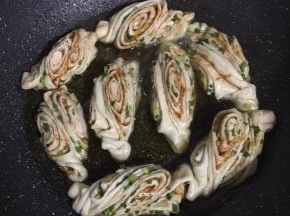 加入适量的水。（水不要太多，刚好淹没住花卷的三分之一即可。）