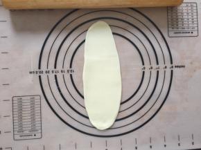 拿出一个擀成牛舌状