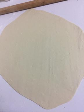 发酵好的面团充分的揉搓，排气，用擀面杖擀成薄片。