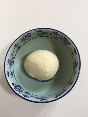 搅拌好后倒入面粉中，揉成光滑细腻的面团。（要做到盆光，面光，手光哦！）