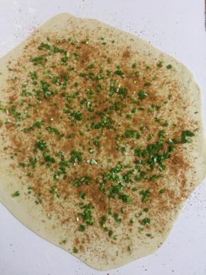 撒入适量的葱花。