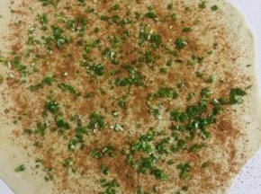 撒入适量的葱花。