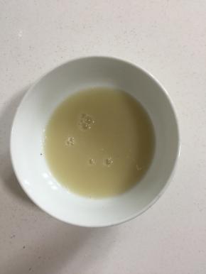 温水中加入糖和酵母搅拌均匀至融化备用。