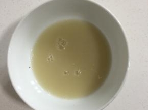 温水中加入糖和酵母搅拌均匀至融化备用。