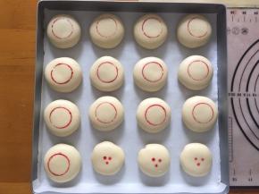 用矿泉水瓶的盖子沾上食用色素，在月饼上盖上印子，最后三个做的肉松饼，就小一点，放入预热好的烤箱200度，中层，上下火30分钟