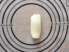 拿出一个面团轻轻向下压一下