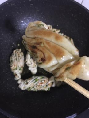 中小火煎制底部微焦。