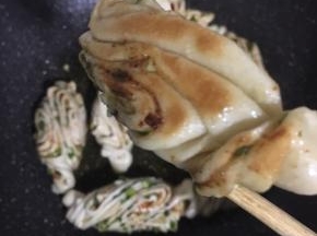 中小火煎制底部微焦。