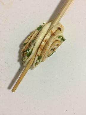 取两个面胚叠放在一起，用筷子从中间按压下去。