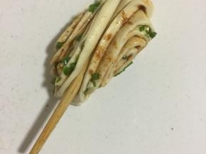 取两个面胚叠放在一起，用筷子从中间按压下去。