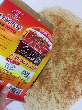 均匀的撒上适量的盐和麻辣粉。（不喜欢吃辣的可以不用放麻辣粉。）