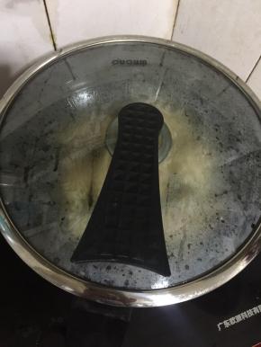 盖上盖子，水开后，调小火煎煮15分钟左右即可。