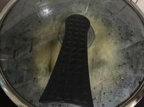 盖上盖子，水开后，调小火煎煮15分钟左右即可。