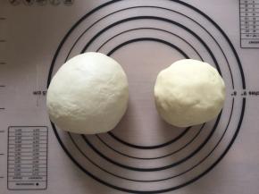 油酥揉成团，将油皮和油酥盖上保鲜膜，静置30分钟