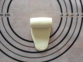 再次擀成牛舌状，从上向下卷起