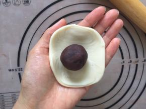 擀成薄片，将豆沙包入