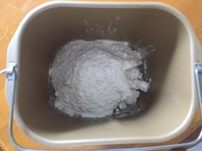 将水油皮全部材料放入面包机中，和面20分钟，能拉出薄膜就可以了