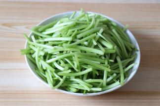 红薯梗去叶、撕去表皮折成段洗净沥干水分；