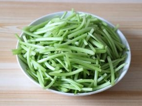 红薯梗去叶、撕去表皮折成段洗净沥干水分；