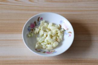 蒜瓣去皮洗净切碎；