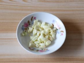 蒜瓣去皮洗净切碎；