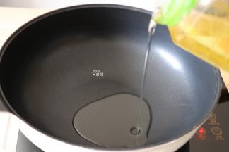 锅热后倒入适量玉米胚芽油;