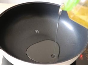 锅热后倒入适量玉米胚芽油;
