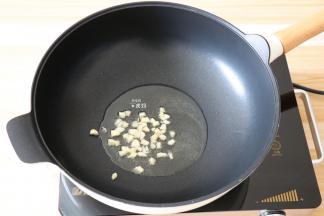 倒入蒜末煸炒出香味；