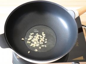 倒入蒜末煸炒出香味；