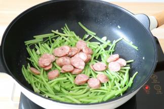倒入香肠一起炒；