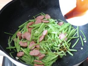 快出锅前加入生抽、适量盐翻炒均匀即可；