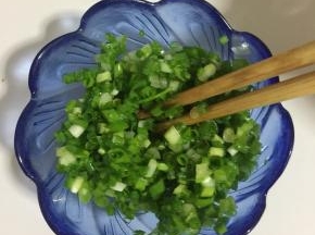 小葱切成葱花，淋入适量的油拌匀，可以保持葱的绿色。