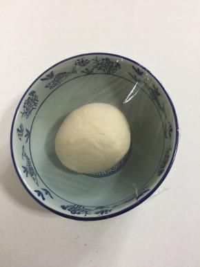 盖上保鲜膜，放在温暖处发酵至两倍大。