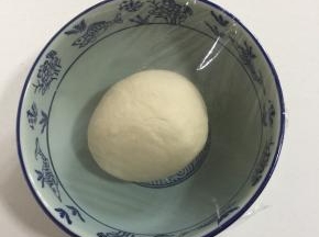盖上保鲜膜，放在温暖处发酵至两倍大。
