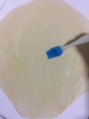 用刷子在面皮上均匀的刷一层油。