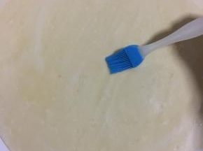 用刷子在面皮上均匀的刷一层油。