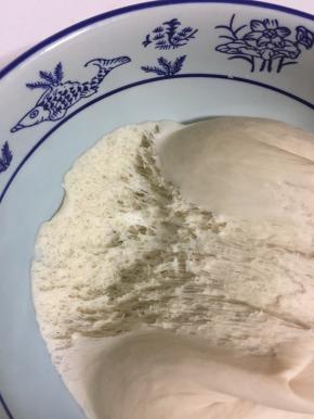 发酵好的面团呈均匀的蜂窝状。