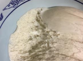 发酵好的面团呈均匀的蜂窝状。