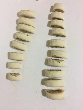 用刀切成大小一致的小块儿。