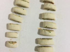 用刀切成大小一致的小块儿。